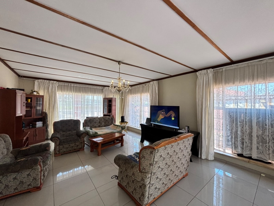 5 Bedroom Property for Sale in Adamayview North West